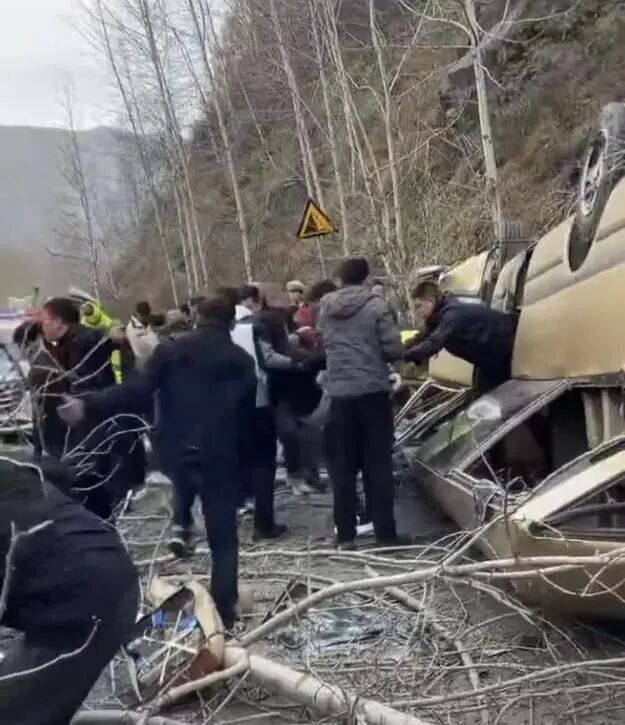 “車頂都沒了”！山西五臺山景區(qū)一面包疑剎車失靈翻扣路面<strong></p>
<p>宏鑫機(jī)械設(shè)備有限公司
</strong>，13名被困者全部獲救，當(dāng)?shù)鼗貞?yīng)：好像是在檢票口追尾，無人員身亡:宏鑫機(jī)械設(shè)備有限公司

