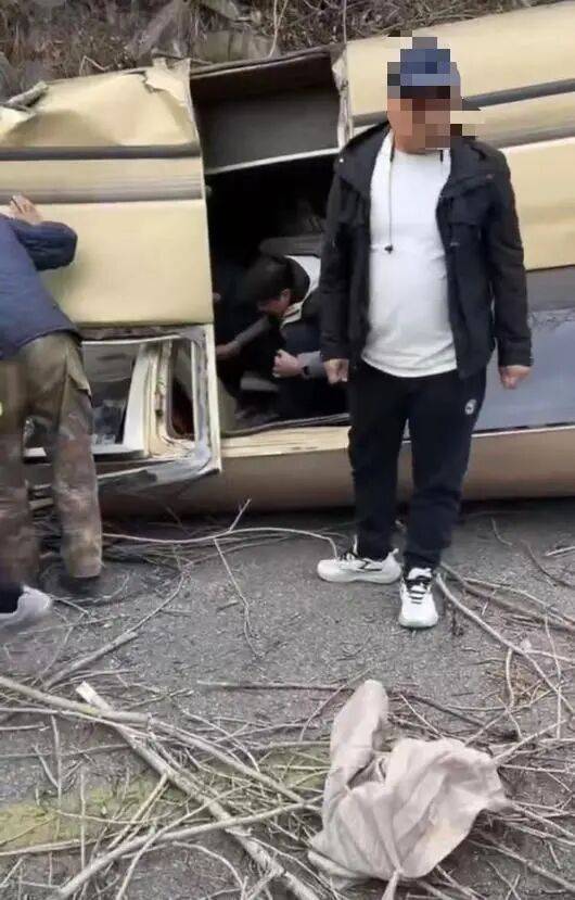 “車頂都沒了”！山西五臺山景區(qū)一面包疑剎車失靈翻扣路面<strong></p>
<p>宏鑫機(jī)械設(shè)備有限公司
</strong>，13名被困者全部獲救，當(dāng)?shù)鼗貞?yīng)：好像是在檢票口追尾，無人員身亡:宏鑫機(jī)械設(shè)備有限公司
