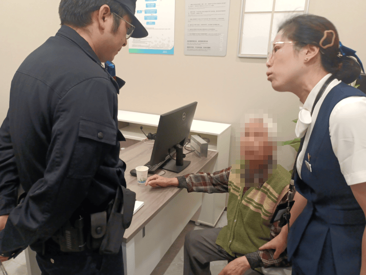 卡里近700萬<strong></p>
<p>宏鑫機(jī)械設(shè)備有限公司
</strong>，杭州84歲老人取錢要“買房”，其實(shí)她已深陷騙局半個(gè)月:宏鑫機(jī)械設(shè)備有限公司
