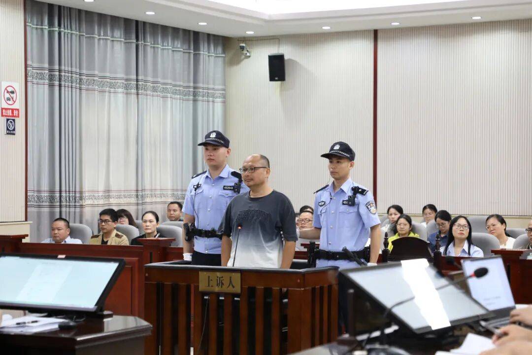 男子殺害兩名7歲孩子！廣西法檢“兩長(zhǎng)”公開(kāi)審理該案<strong></p>
<p>宏鑫機(jī)械設(shè)備有限公司
</strong>，將擇期宣判:宏鑫機(jī)械設(shè)備有限公司
