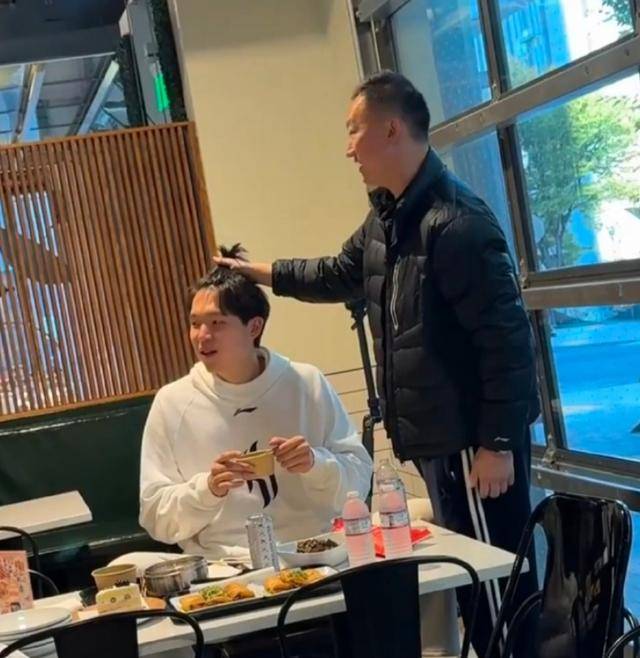 一起來為小楊加油！楊瀚森將代表開拓者出戰(zhàn)NBA常規(guī)賽，首戰(zhàn)面對森林狼對方內(nèi)線長人林立:宏鑫機械設(shè)備有限公司

